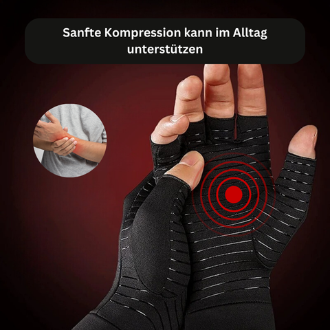 Eine Person trägt Tieberg™ - Kompressionshandschuhe von Tieberg in Schwarz mit offenem Fingerkuppendesign und Streifenmuster. Ein rotes Zielsymbol markiert die Handfläche. Deutsche Überschrift: Sanfte Kompression kann im Alltag unterstützen.