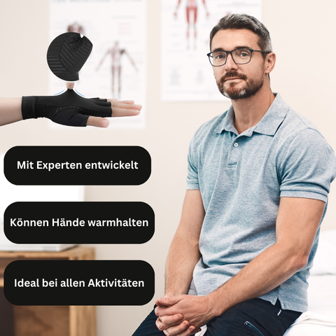 Ein Mann mit Brille und Bart sitzt auf einem Untersuchungstisch in einer Arztpraxis. Im Vordergrund trägt eine Hand Tieberg™ - Kompressionshandschuhe von Tieberg, mit offenem Fingerkuppendesign und Kälte-Schutz-Vorteilen, die im deutschen Text dargestellt sind.