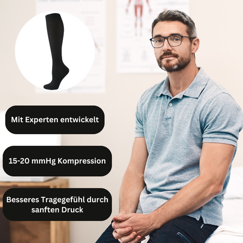 Ein Mann in einem grauen Poloshirt sitzt auf einem medizinischen Tisch. Neben ihm hebt ein Bild der Tieberg™️ Kniestrümpfe die Vorteile hervor - fachkundige Entwicklung, ergonomische Passform und sanfte Kompressionstechnologie von 15-20 mmHg.