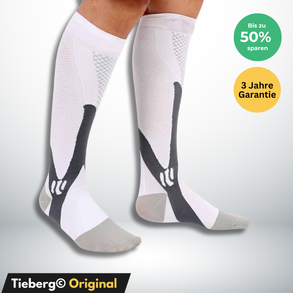 Ein Paar Beine in Tieberg™️ Spezial Kompressionsstrümpfe, weiß-grau mit schwarzen Akzenten. Grün-gelbe Kreise heben bis zu 50% Ersparnis, 3 Jahre Garantie und fortschrittliche Kompressionstechnik hervor. Tieberg™️ Original-Logo an der Unterseite.