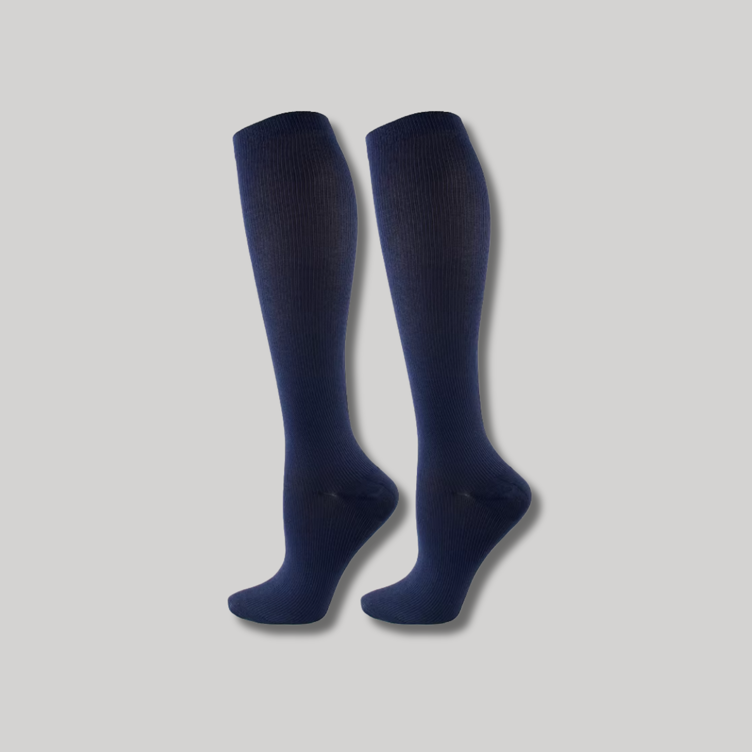 Ein Paar Tieberg™️ VitalSocks™ - Kompressionsstrümpfe für vitale Beine in dunkelblau ist nebeneinander auf einem hellgrauen Hintergrund abgebildet.