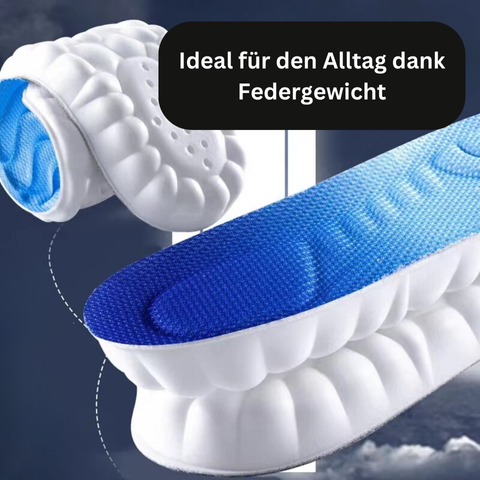 Nahaufnahme von zwei Tieberg™️ CloudStep Einlegesohlen mit blauen Oberseiten und gepolsterten weißen Unterseiten. Eine deutsche Beschriftung sagt, dass sie dank ihres federleichten Designs und der Stoßdämpfung ideal für den täglichen Gebrauch sind.
