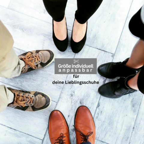 Vier Personen stehen in einem Kreis auf einem hellen Holzboden, jede in einem anderen Schuh. In der Mitte weist ein deutsches Schild auf Tieberg™️ Druckpunkt-Einlegesohlen - anpassbare Einlegesohlen mit Akupressur für zusätzlichen Komfort von Tieberg - hin.